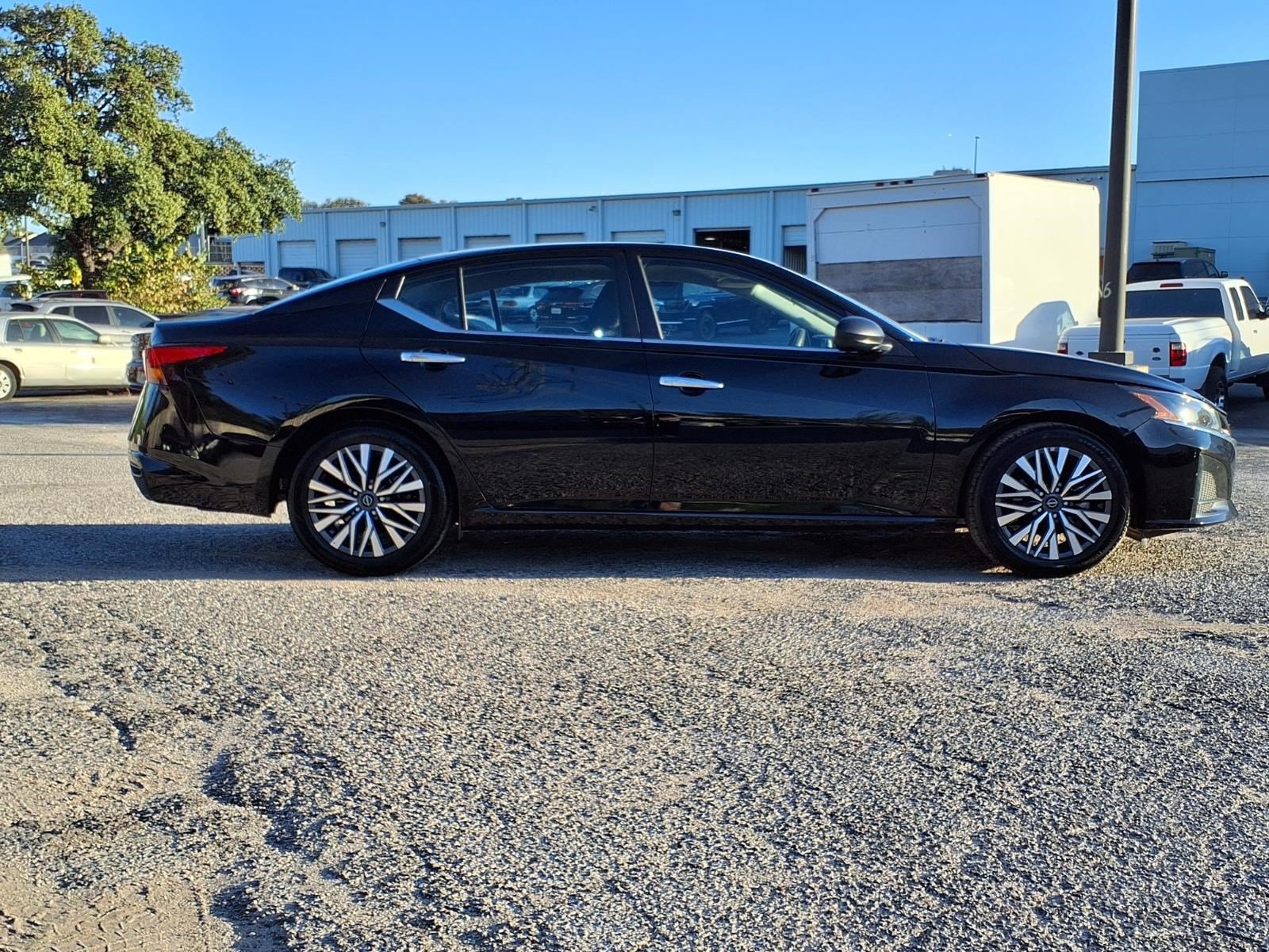 Used 2025 Nissan Altima 2.5 SV FWD image 4