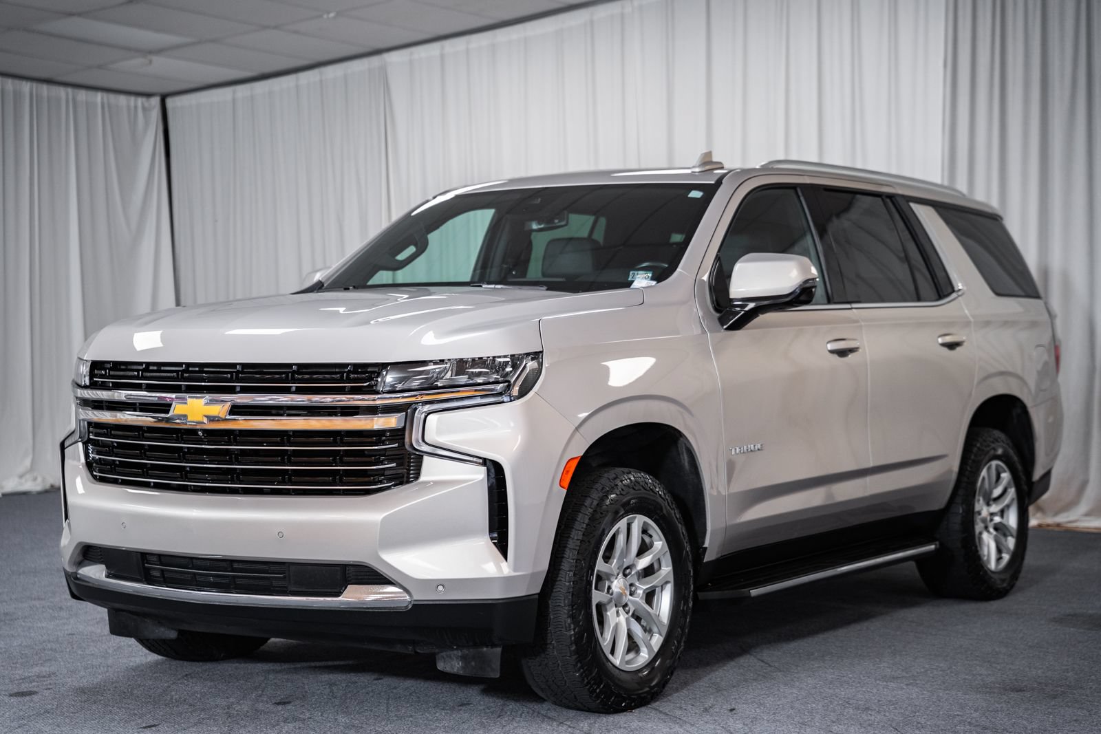 Used 2024 Chevrolet Tahoe LT w/ Luxury Package AWD/4WD image 3