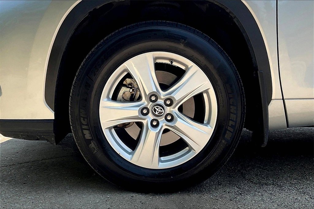 Used 2021 Toyota Highlander LE image 9