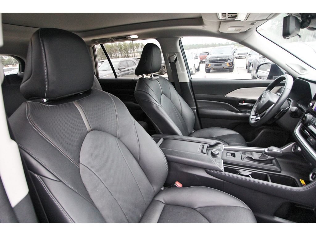 Used 2024 Toyota Grand Highlander AWD image 30