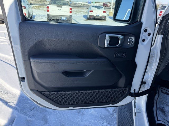 Used 2023 Jeep Wrangler Unlimited Sahara image 11