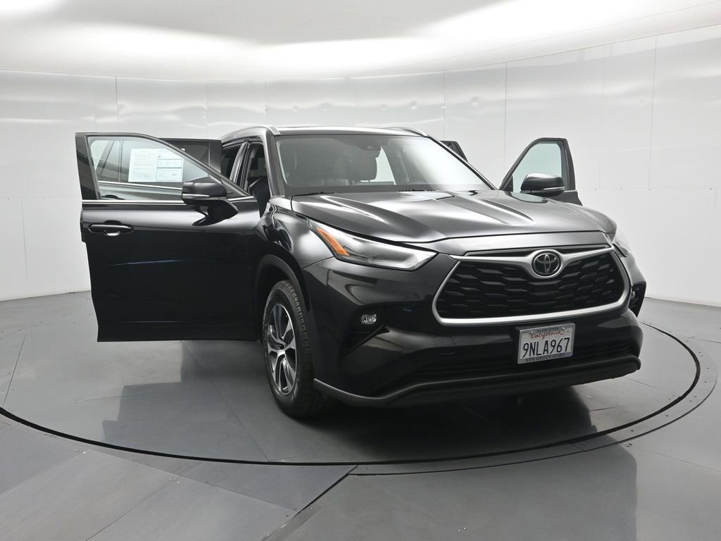 Used 2022 Toyota Highlander XLE FWD image 34