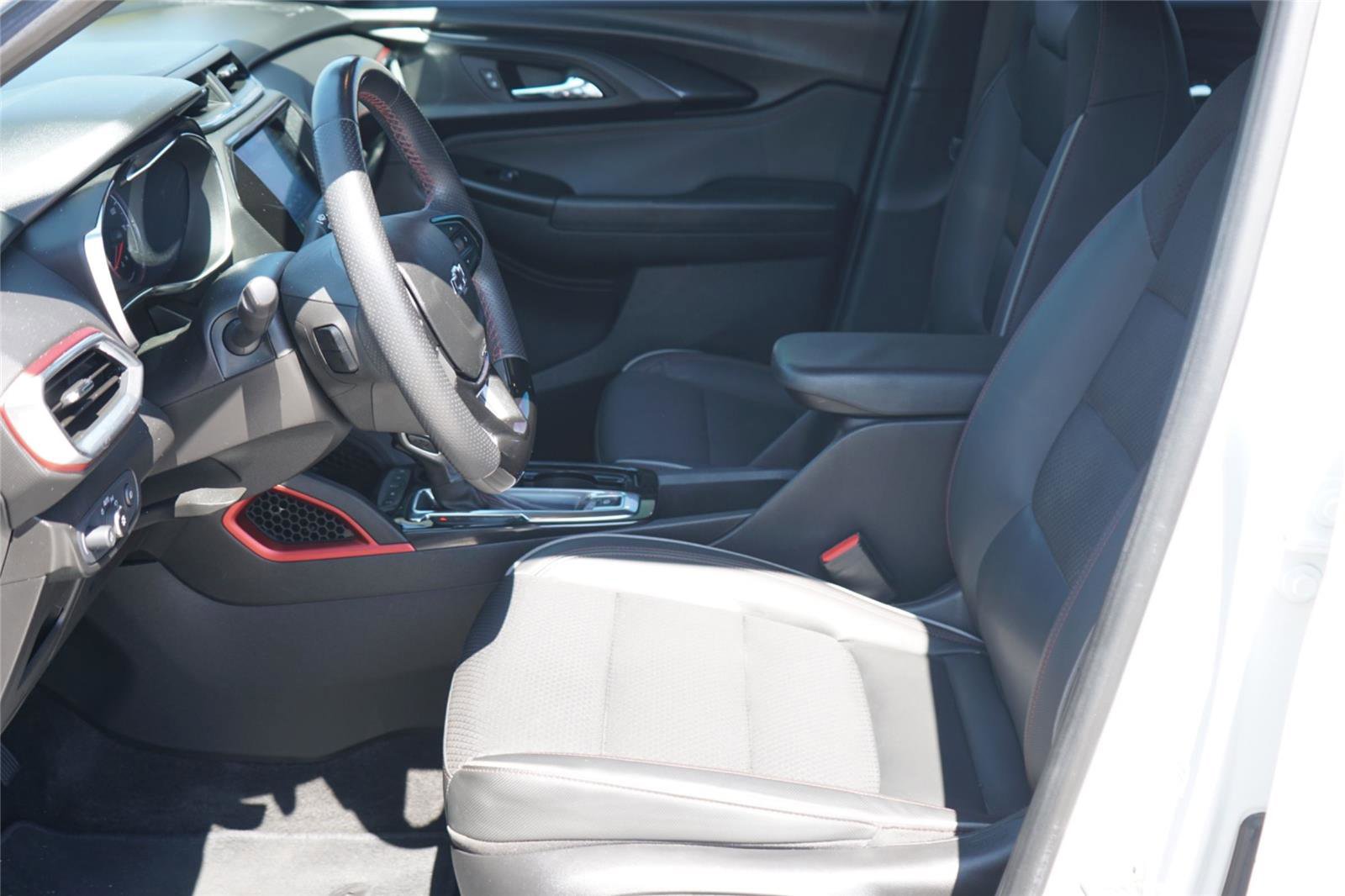 Used 2021 Chevrolet TrailBlazer RS w/ Technology Package FWD image 10