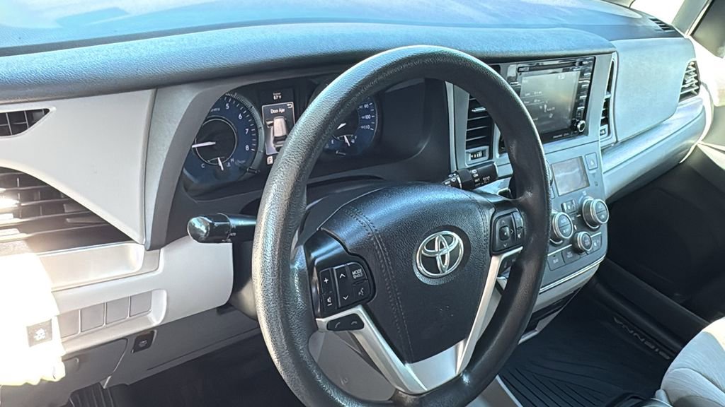 Used 2019 Toyota Sienna LE w/ Carpet Mat Package FWD image 21