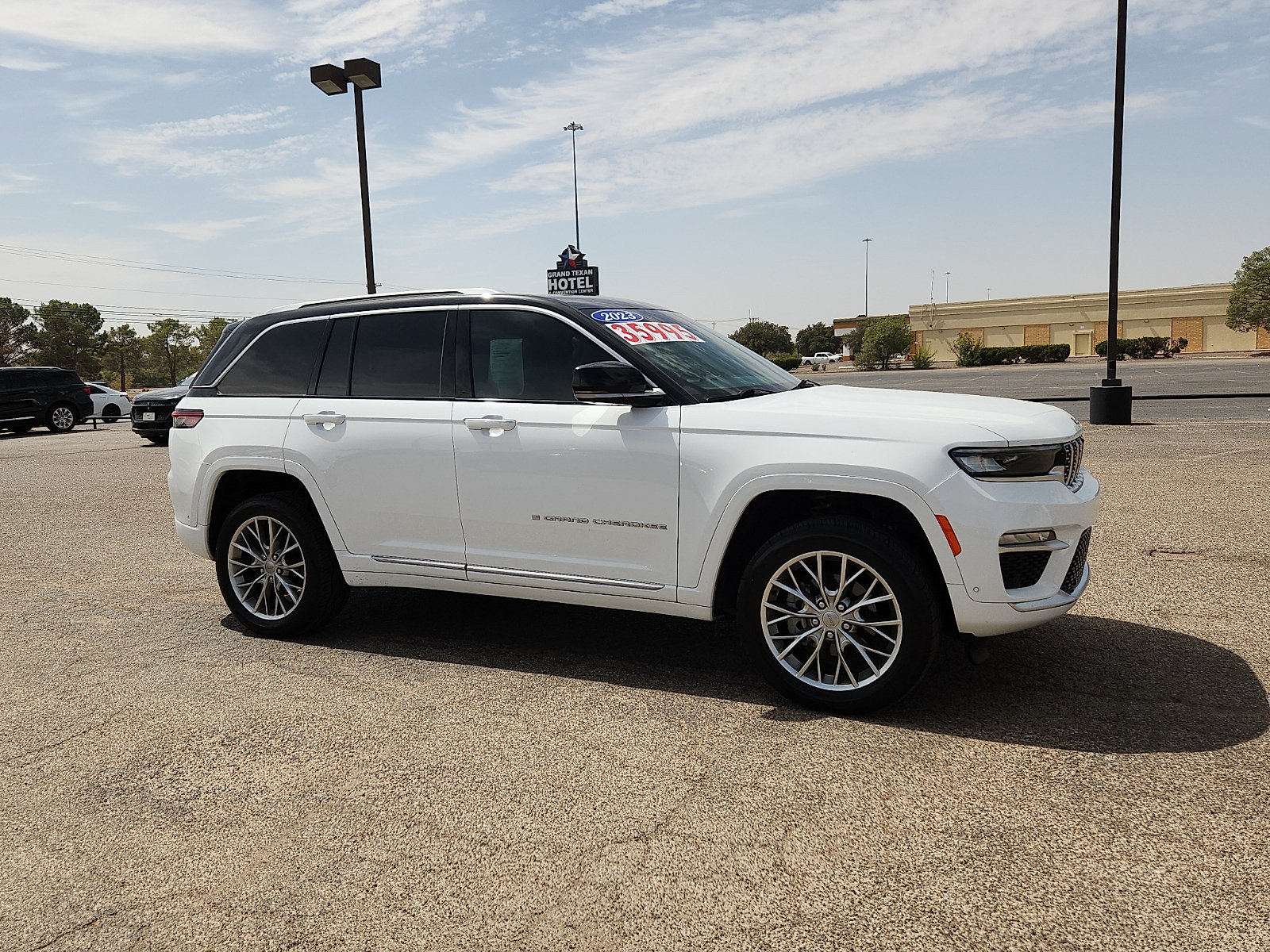 Used 2023 Jeep Grand Cherokee Summit w/ Luxury Tech Group V AWD/4WD image 8