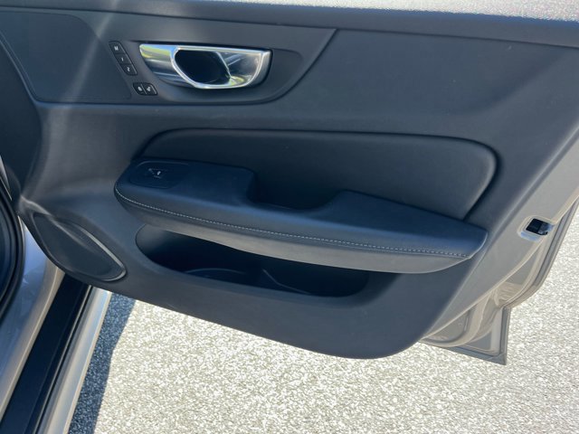 Used 2021 Volvo V60 T5 Cross Country image 32