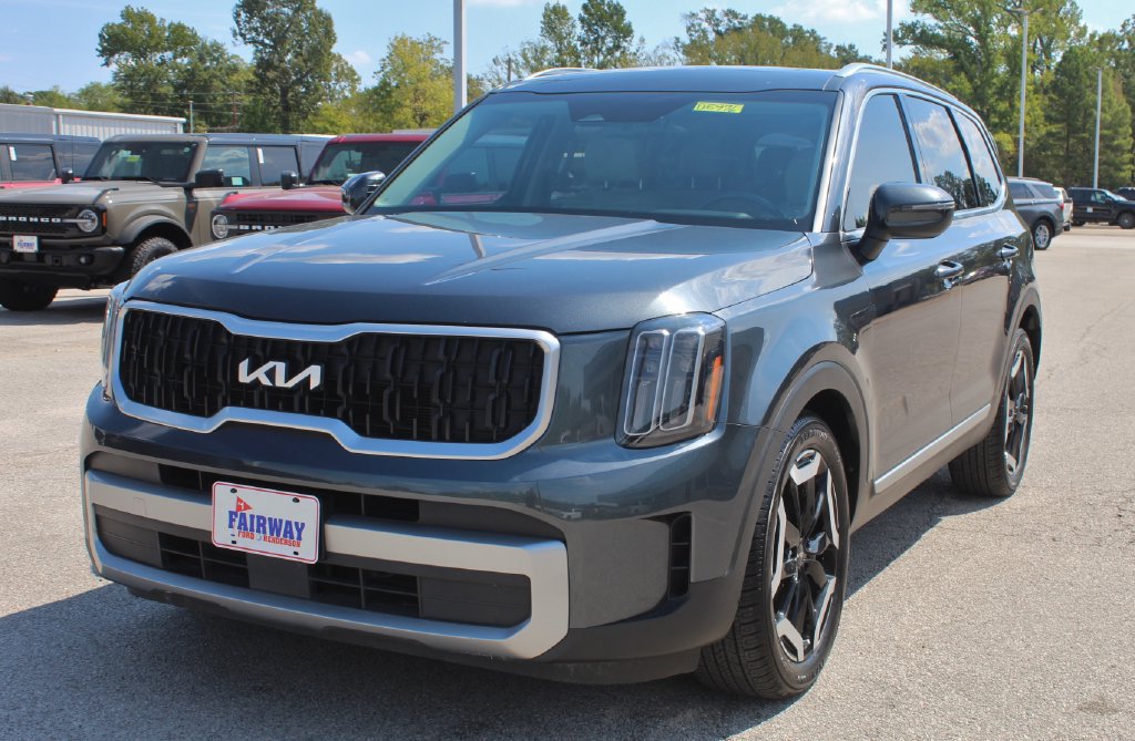 Used 2023 Kia Telluride EX w/ EX Captain's Chair Package FWD image 3