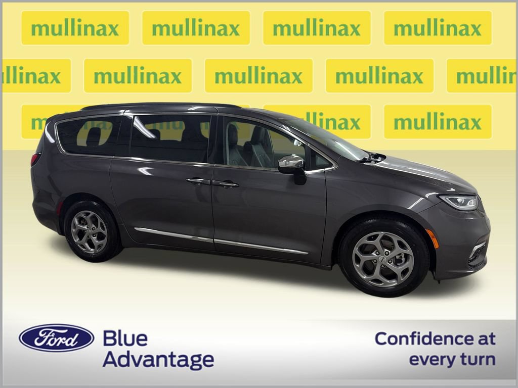 Used 2023 Chrysler Pacifica Limited FWD image 2