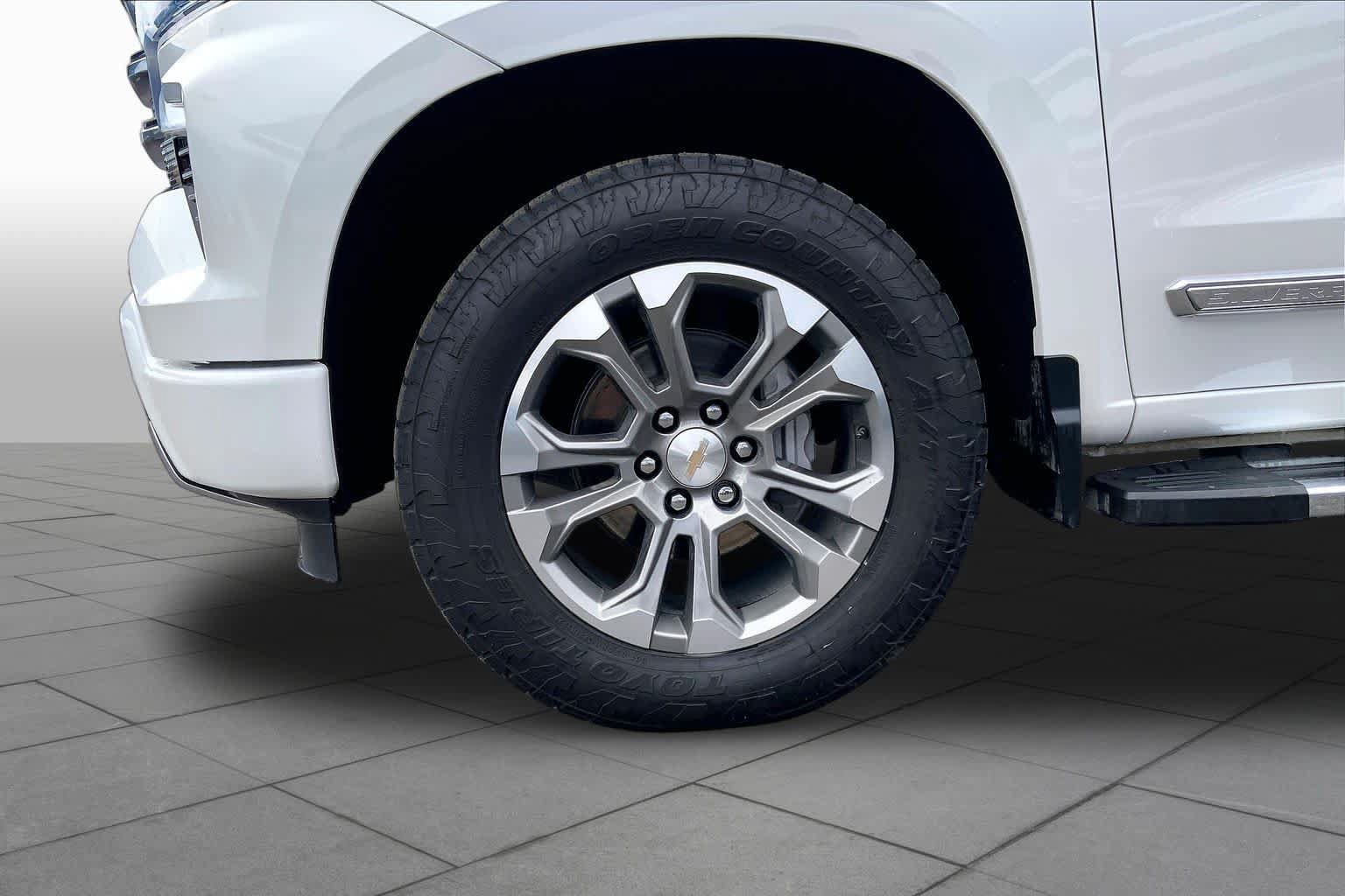 Used 2024 Chevrolet Silverado 1500 High Country w/ Z71 Off-Road Package AWD/4WD image 11