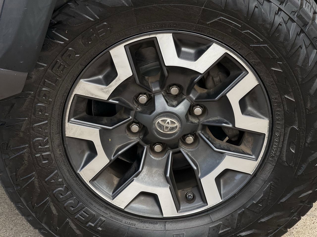 Used 2018 Toyota Tacoma TRD Off-Road w/ Technology Package image 9