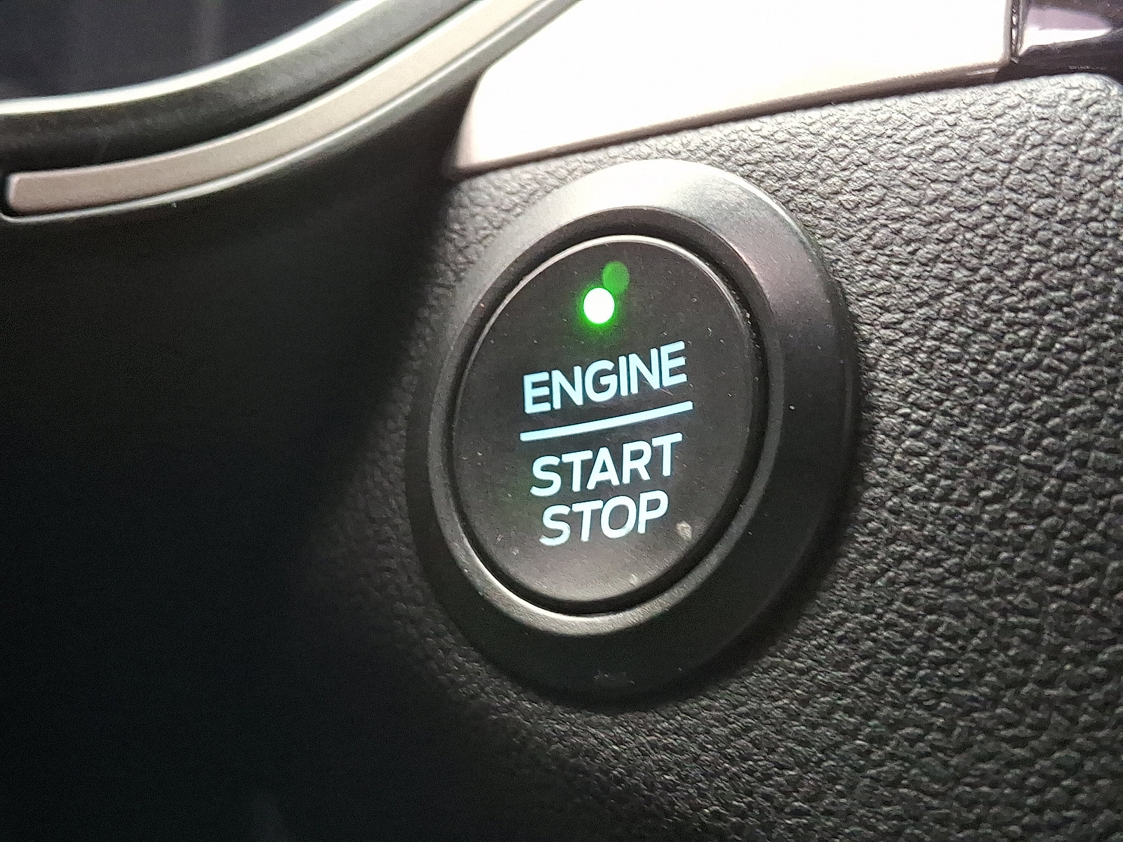 Certified 2020 Ford Escape SE image 33