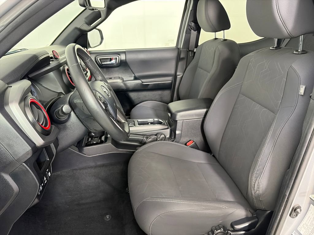 Used 2017 Toyota Tacoma TRD Off-Road w/ Premium & Technology Package AWD/4WD image 11