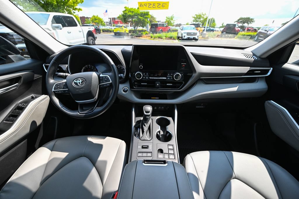 Used 2024 Toyota Highlander XLE AWD/4WD image 30