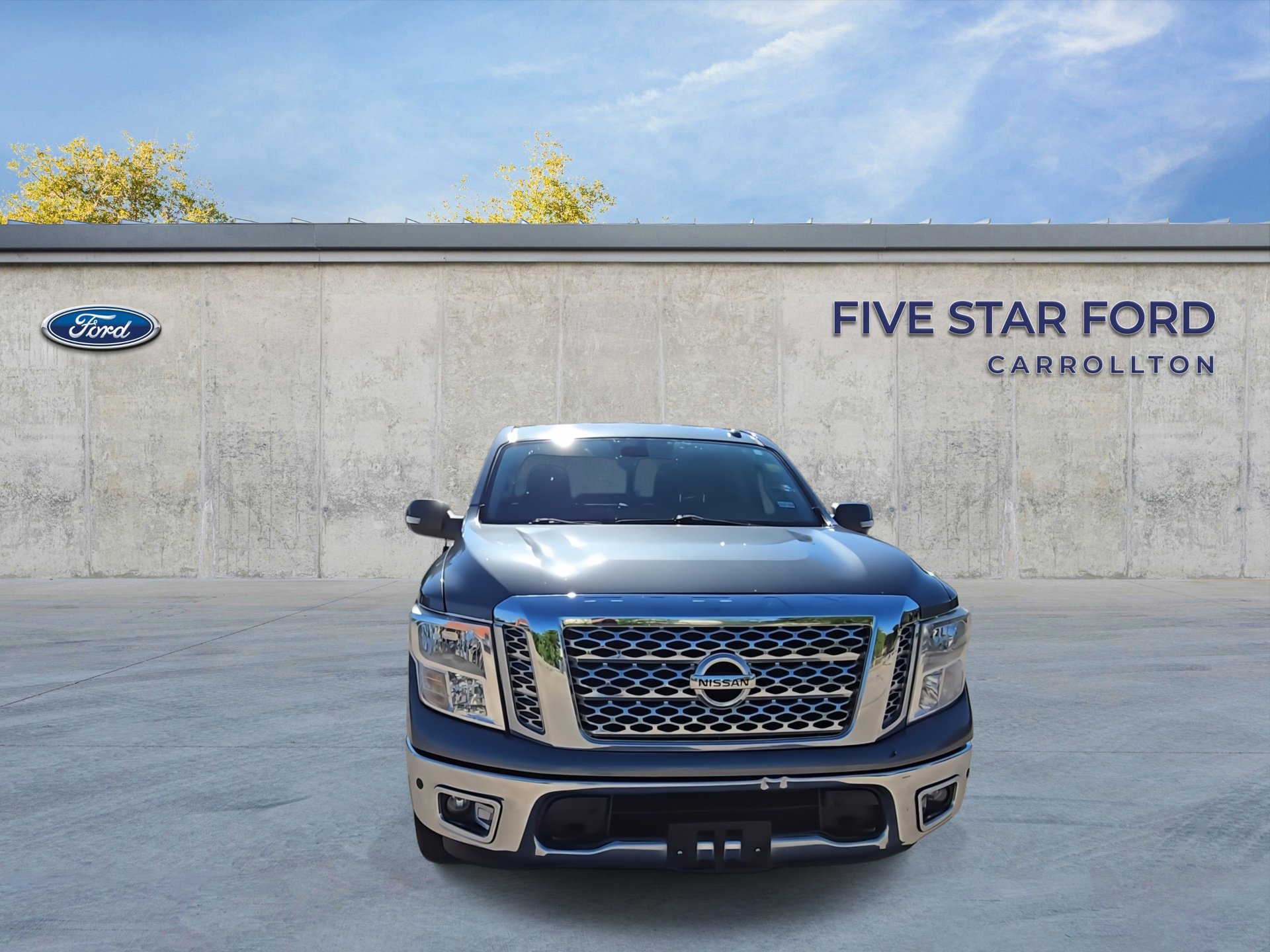 Used 2017 Nissan Titan SV image 9