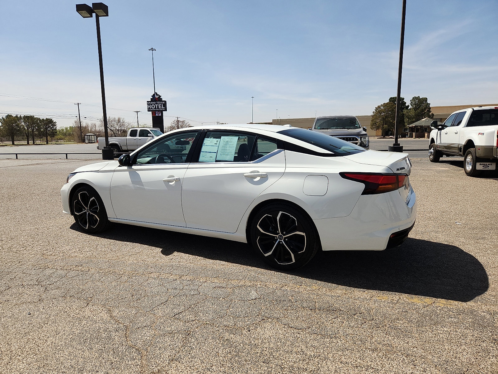 Used 2024 Nissan Altima 2.5 SR image 2