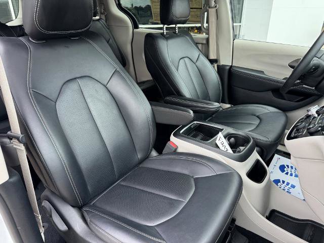 Used 2024 Chrysler Pacifica Touring-L image 12