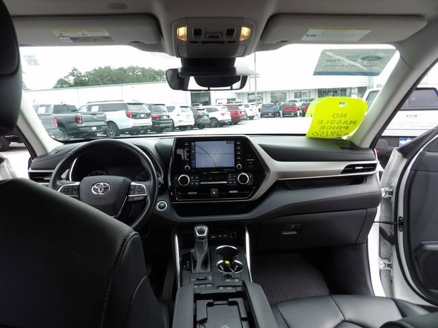 Used 2021 Toyota Highlander XLE AWD/4WD image 16