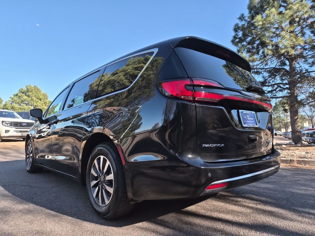 Used 2024 Chrysler Pacifica Select image 3
