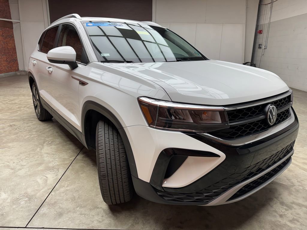 Used 2023 Volkswagen Taos SE w/ Panoramic Sunroof Package AWD/4WD image 5
