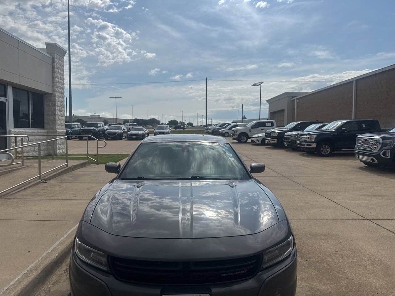 Used 2019 Dodge Charger SXT RWD image 2