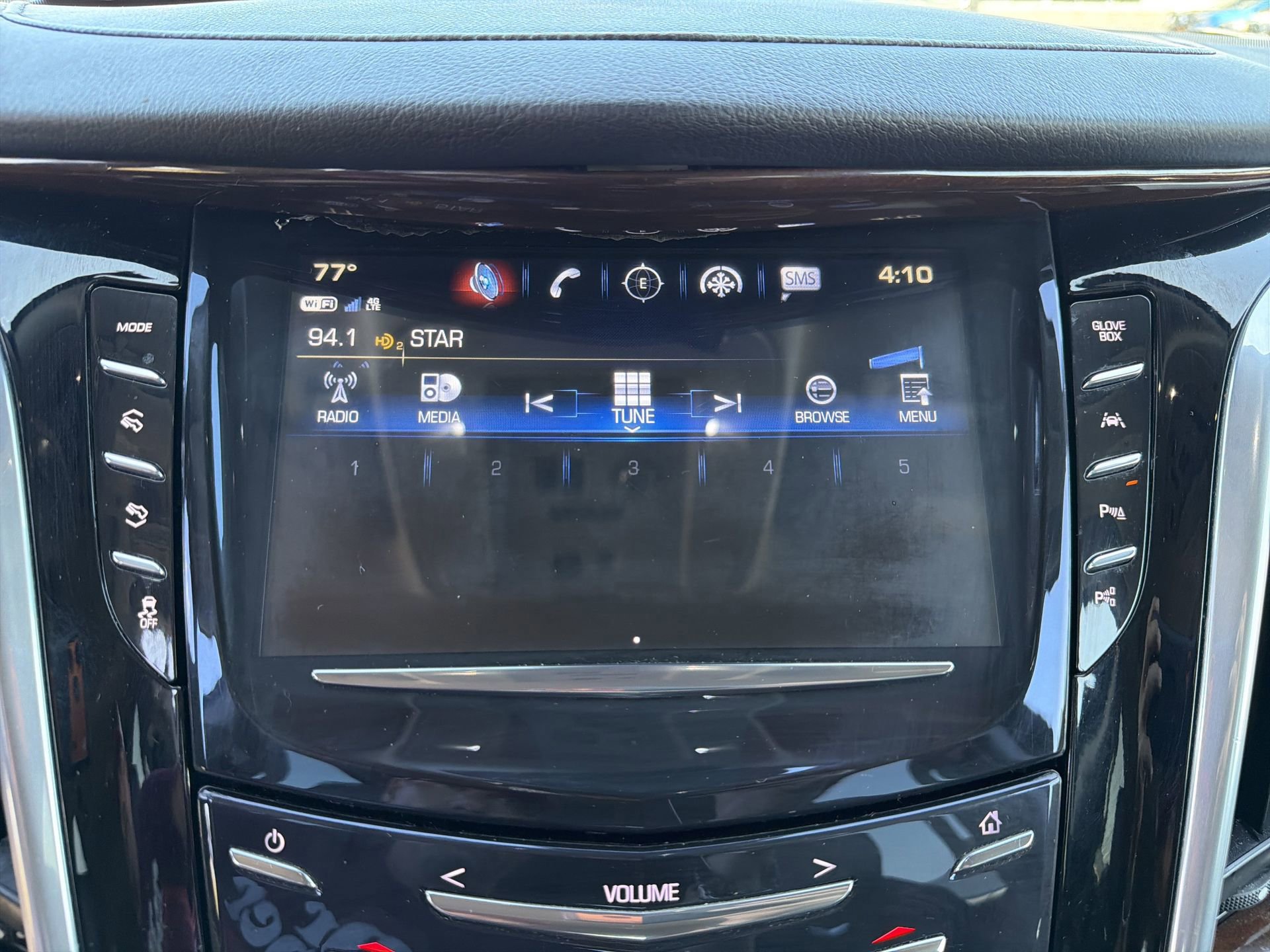 Used 2020 Cadillac Escalade Luxury w/ Escalade Sport Edition AWD/4WD image 13