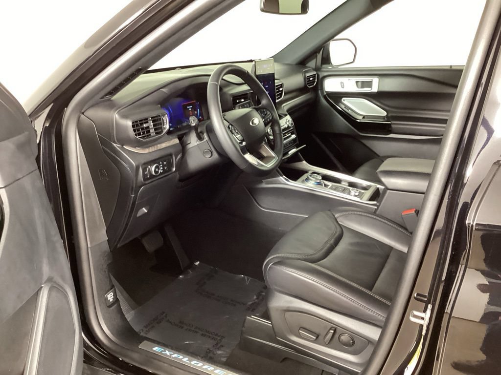 Certified 2023 Ford Explorer Platinum w/ Technology Package AWD/4WD image 33