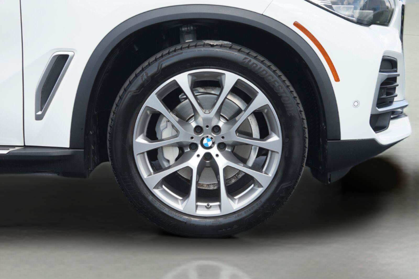 Used 2023 BMW X5 xDrive40i AWD/4WD image 4