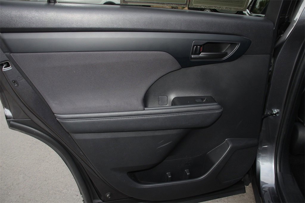 Used 2023 Toyota Highlander LE image 19
