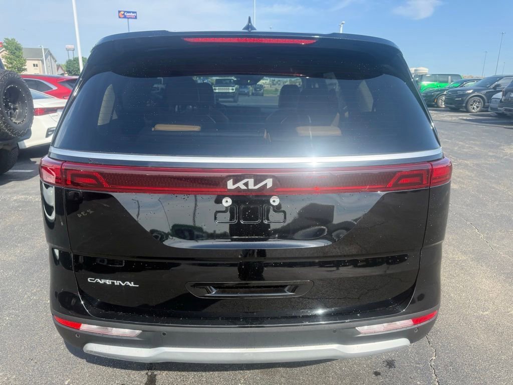 Used 2024 Kia Carnival LX FWD image 4