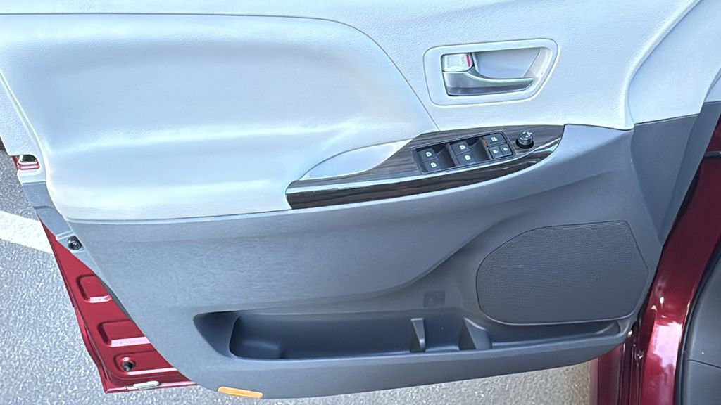 Used 2020 Toyota Sienna XLE w/ XLE Navigation Package image 18