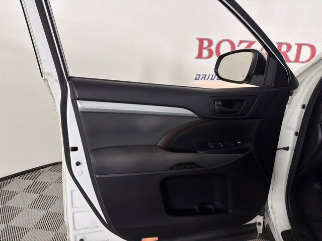 Used 2017 Toyota Highlander LE FWD image 27