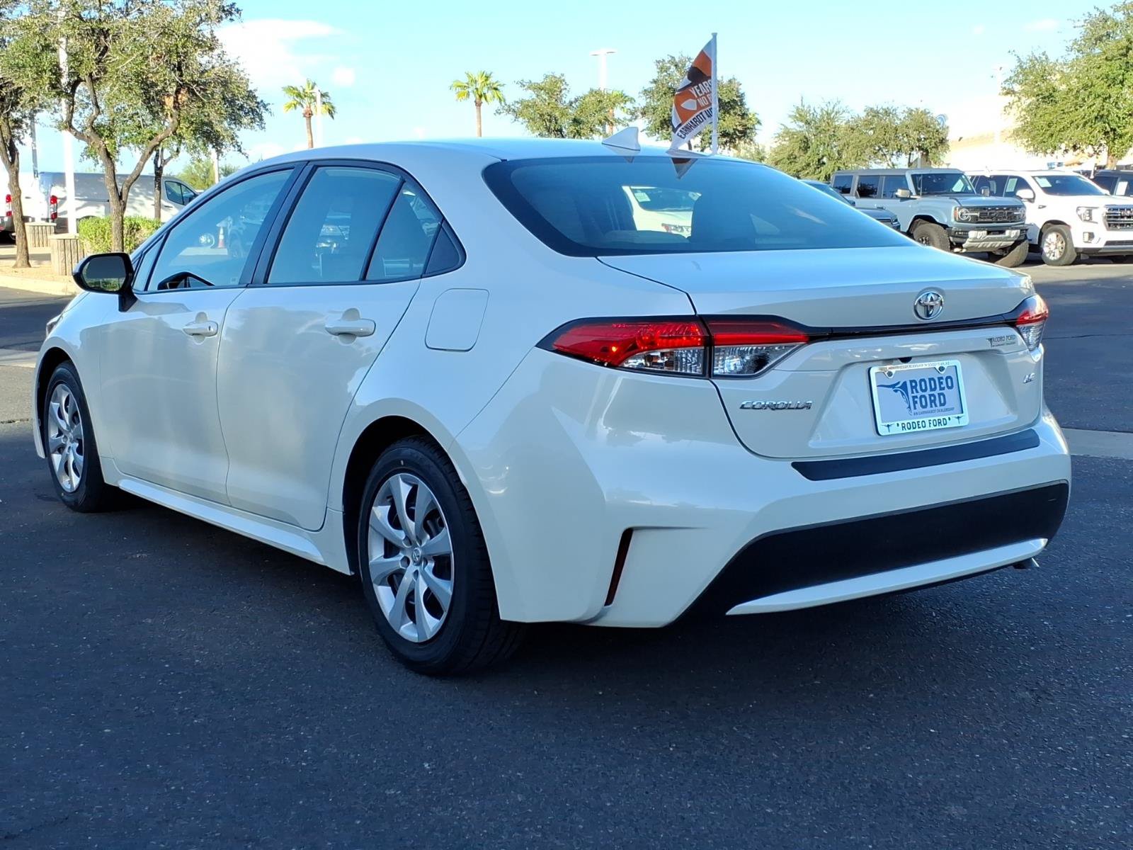 Used 2021 Toyota Corolla LE w/ Carpet Mat Package (TMS) FWD image 3