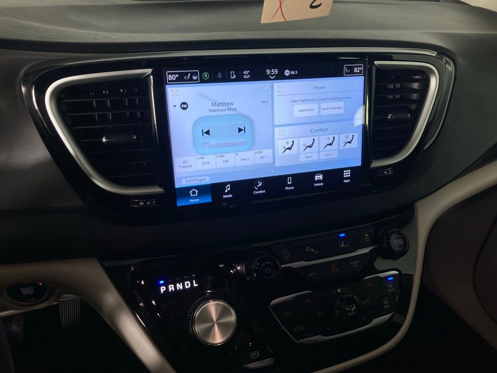 Used 2024 Chrysler Pacifica Touring-L image 2