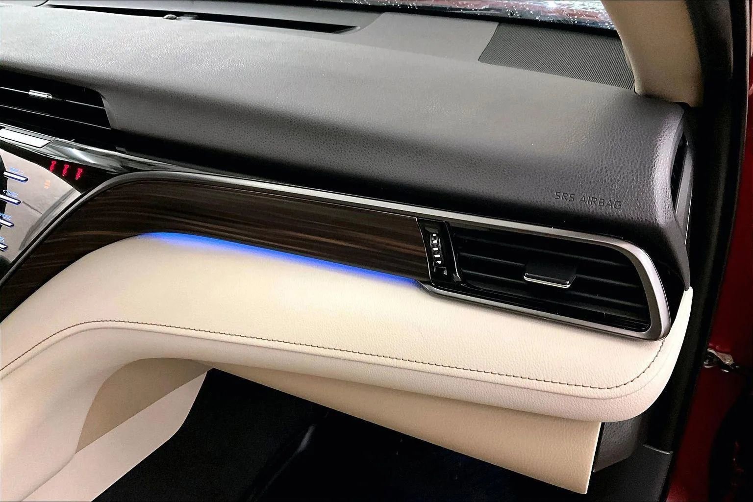 Used 2019 Toyota Camry XLE w/ Navigation Package image 15