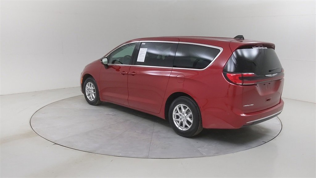 Used 2024 Chrysler Pacifica Touring-L image 16