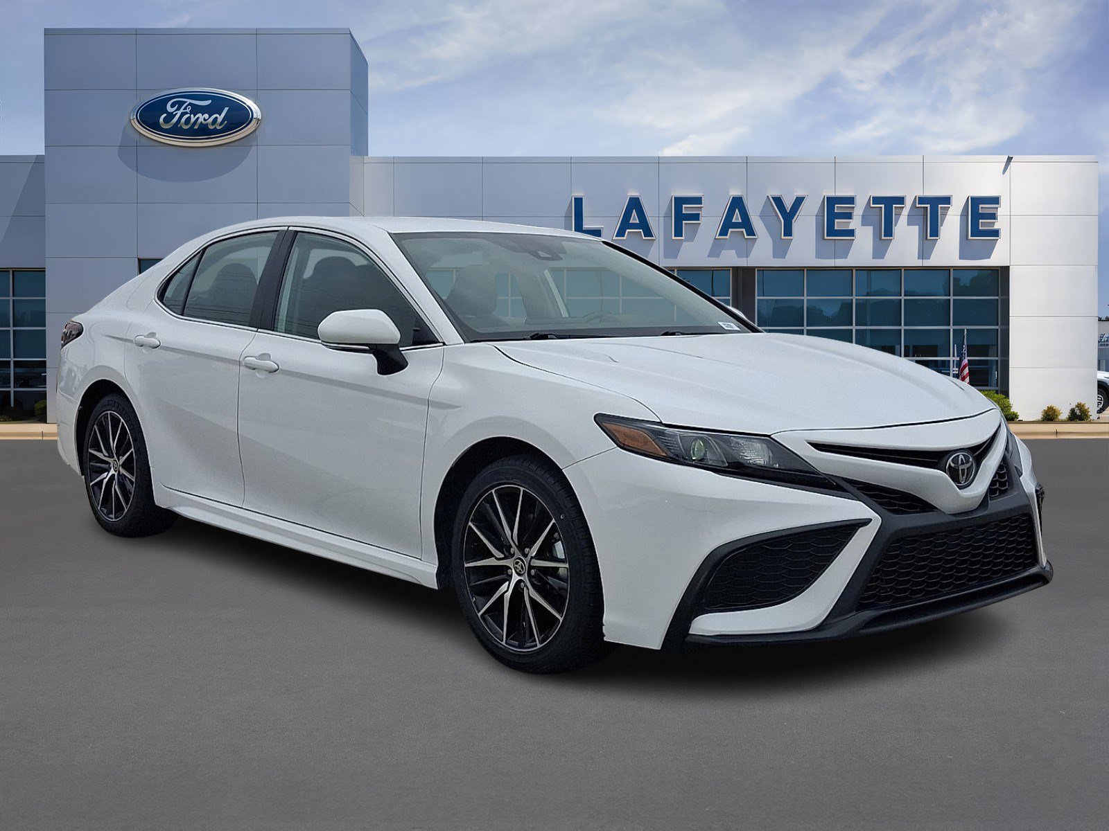 Used 2024 Toyota Camry SE