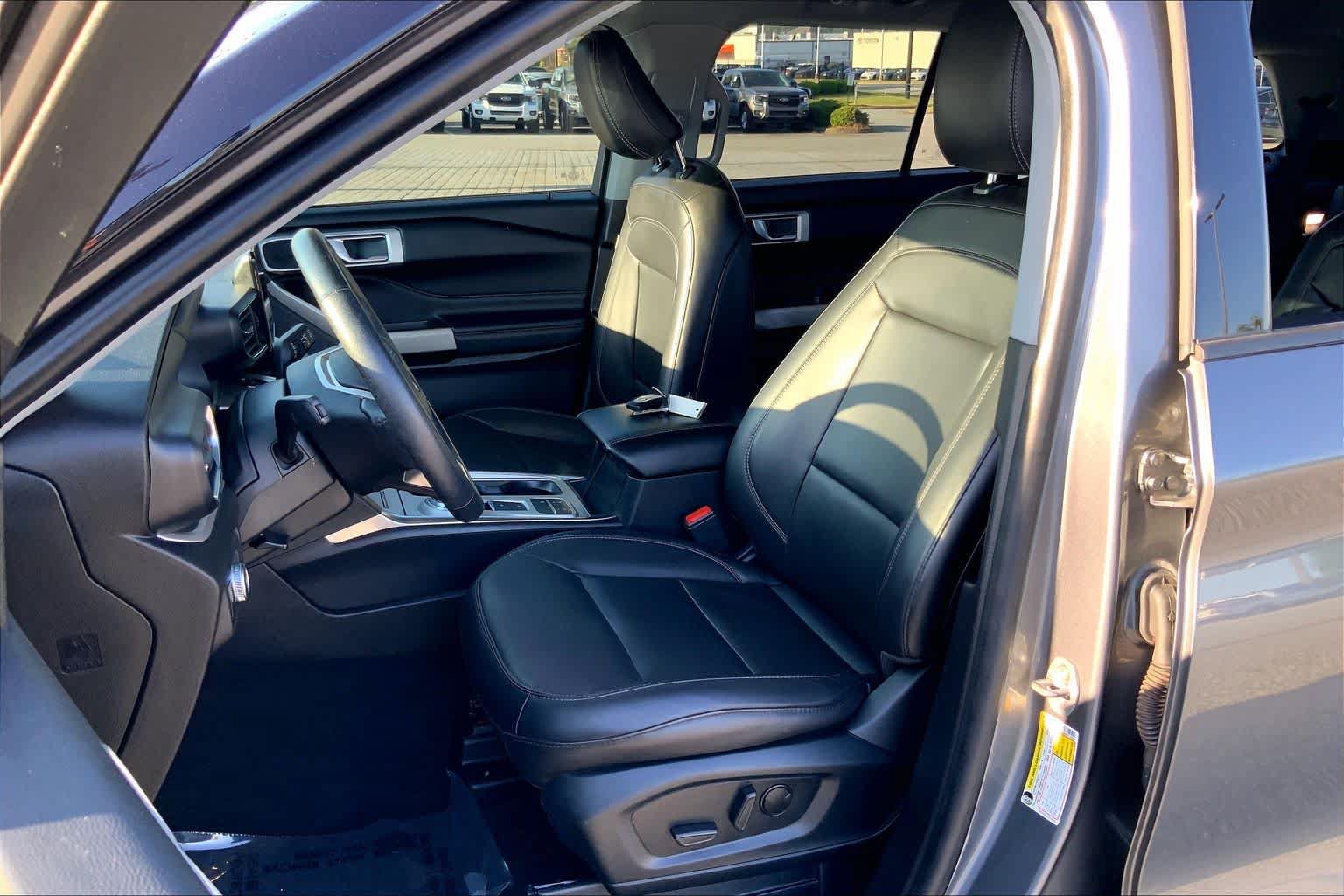 Certified 2022 Ford Explorer XLT w/ Equipment Group 202A RWD image 8