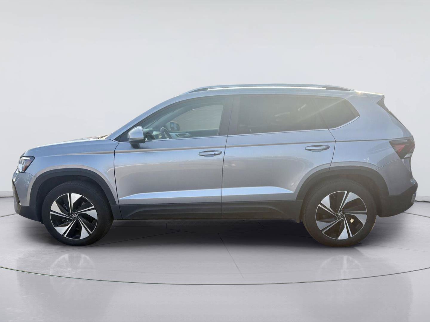 Used 2025 Volkswagen Taos SE AWD/4WD image 6