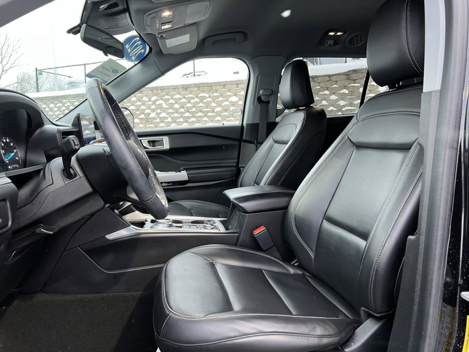 Certified 2022 Ford Explorer XLT w/ Equipment Group 202A image 4