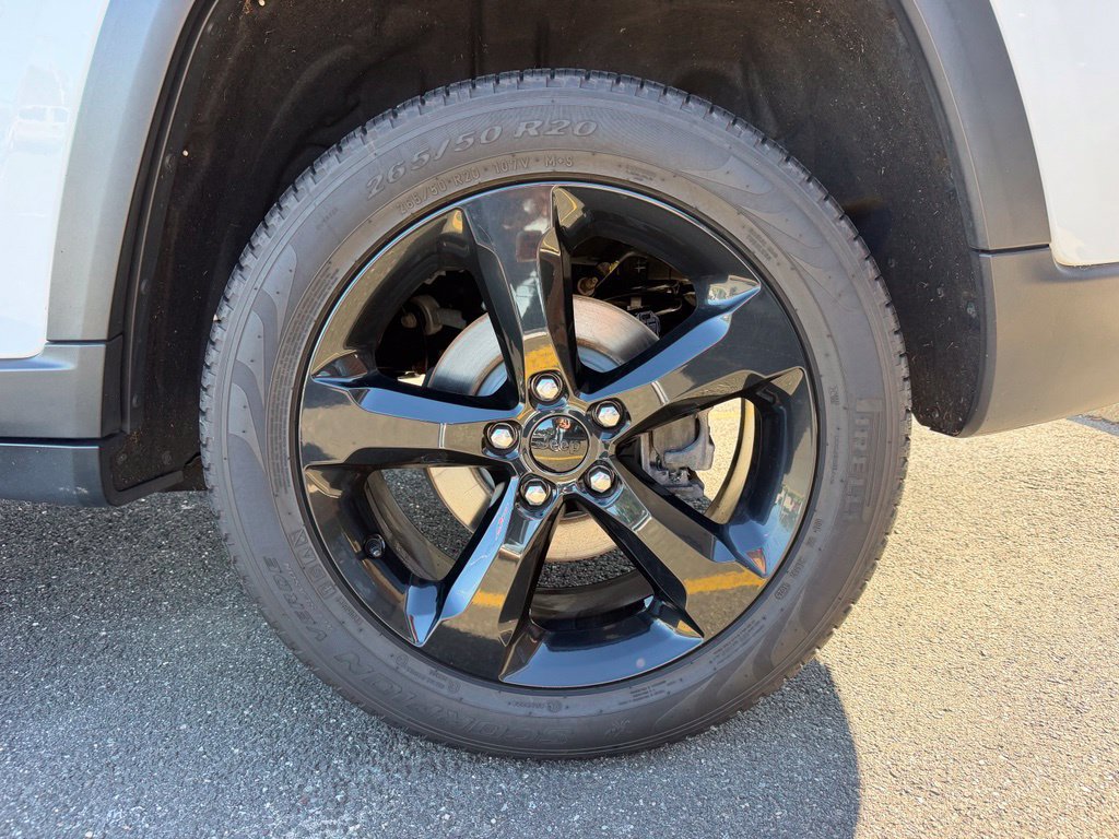 Used 2024 Jeep Grand Cherokee Limited w/ Black Appearance Package AWD/4WD image 12