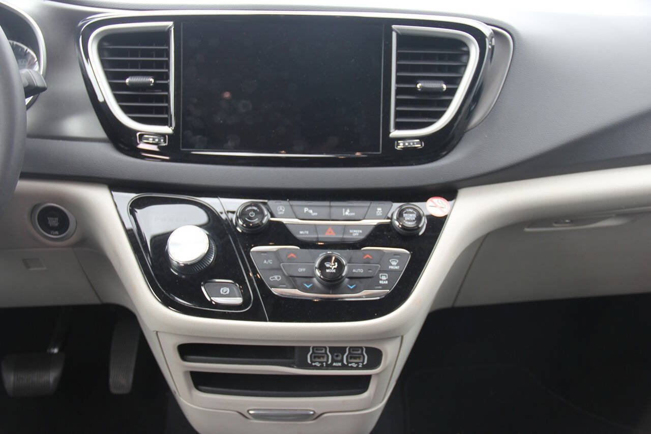 Used 2024 Chrysler Pacifica Touring-L FWD image 23