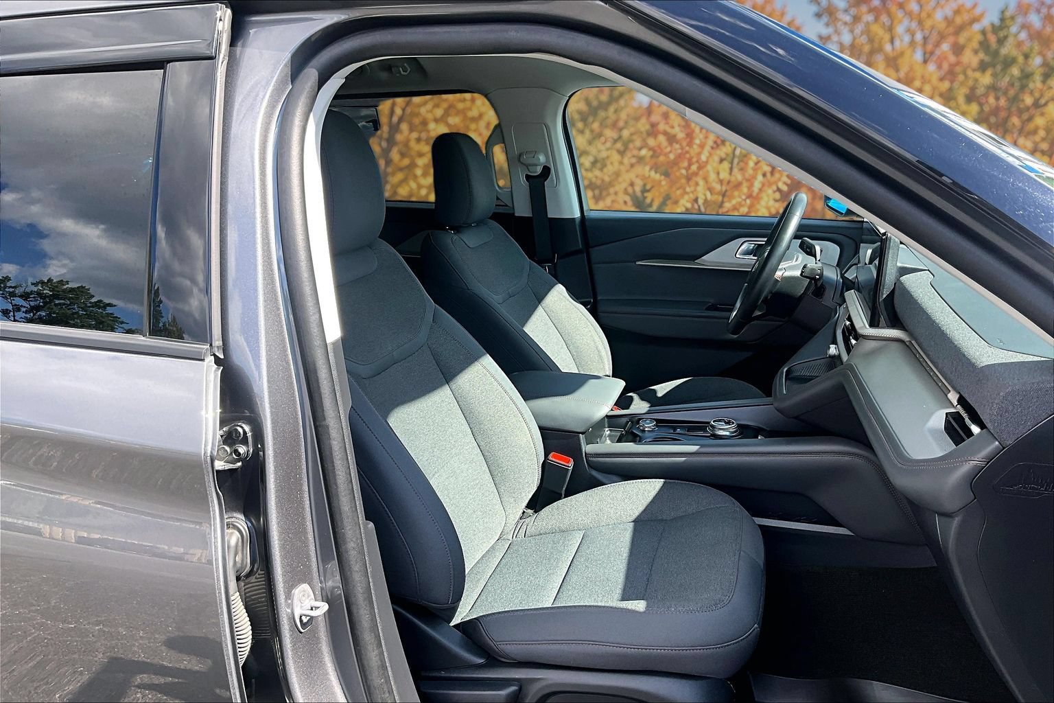 Certified 2025 Ford Explorer Active RWD image 9