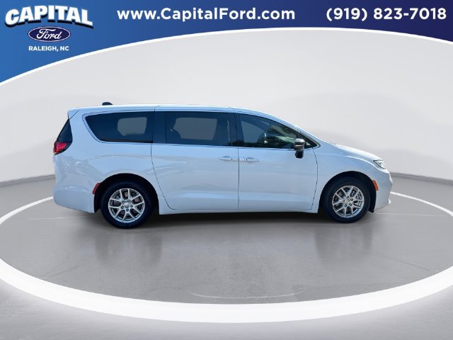 Used 2025 Chrysler Pacifica Select FWD image 9