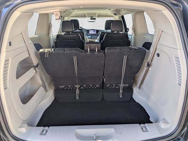 Used 2022 Chrysler Pacifica Touring-L image 6