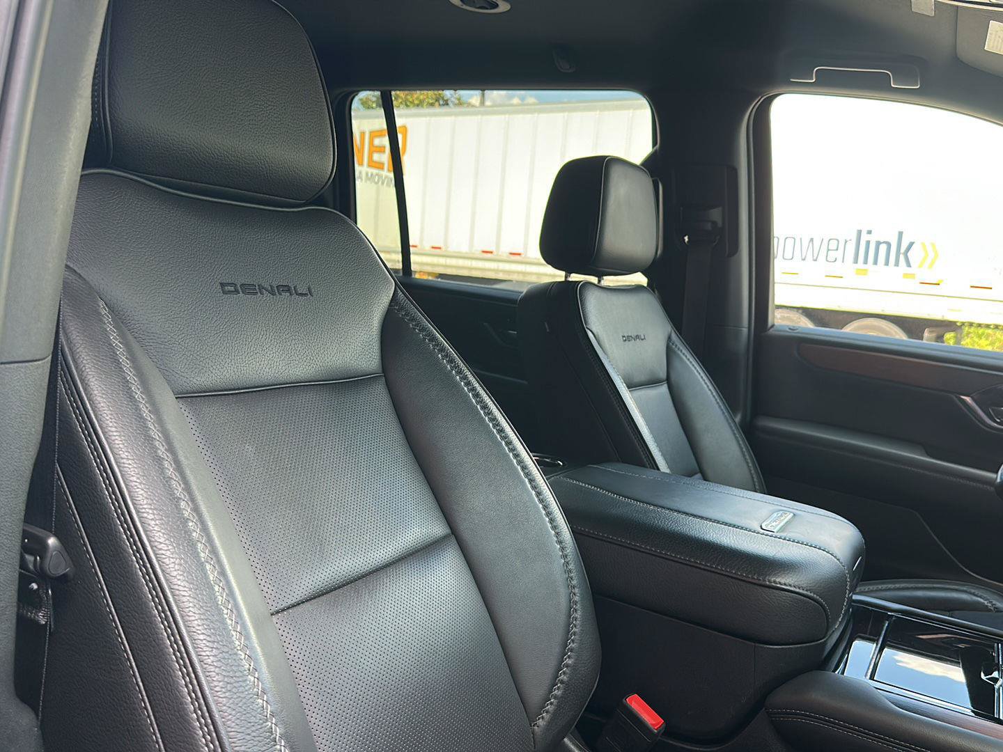 Used 2025 GMC Yukon XL Denali RWD image 37