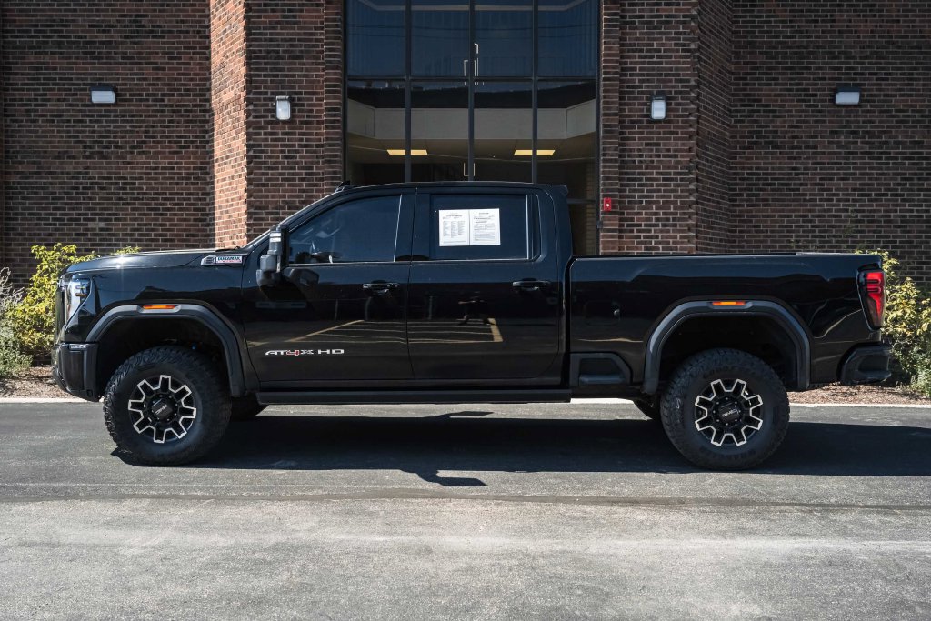 Used 2025 GMC Sierra 2500 AT4X AWD/4WD image 3