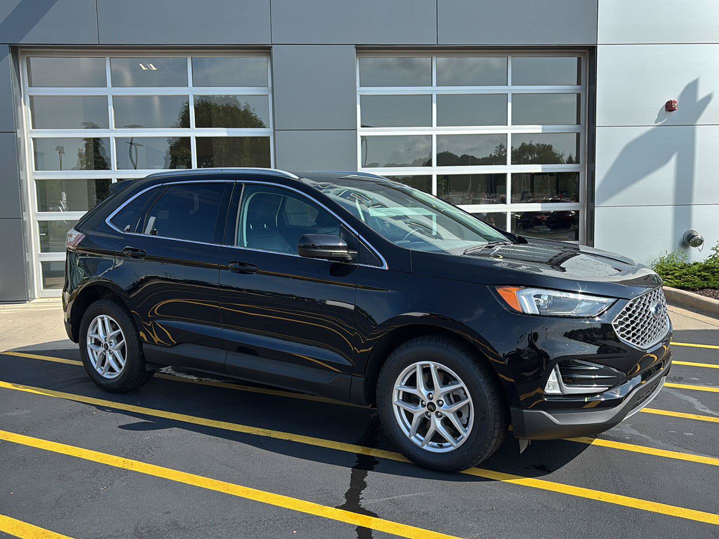 Certified 2023 Ford Edge SEL w/ Convenience Package AWD/4WD image 2