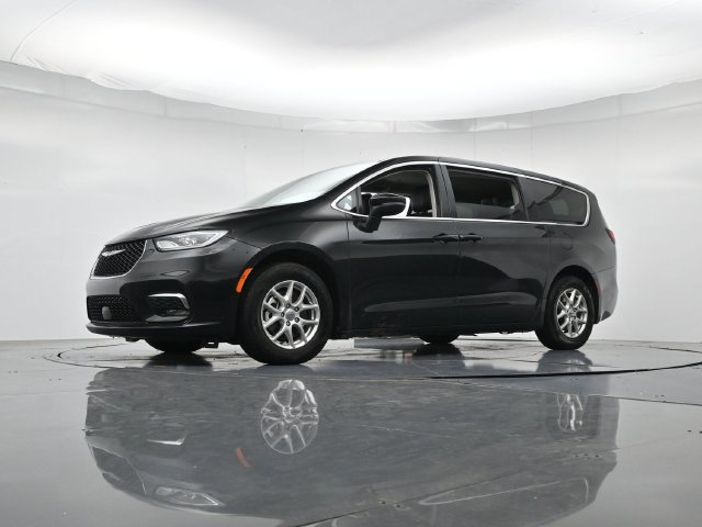 Used 2023 Chrysler Pacifica Touring-L FWD image 42