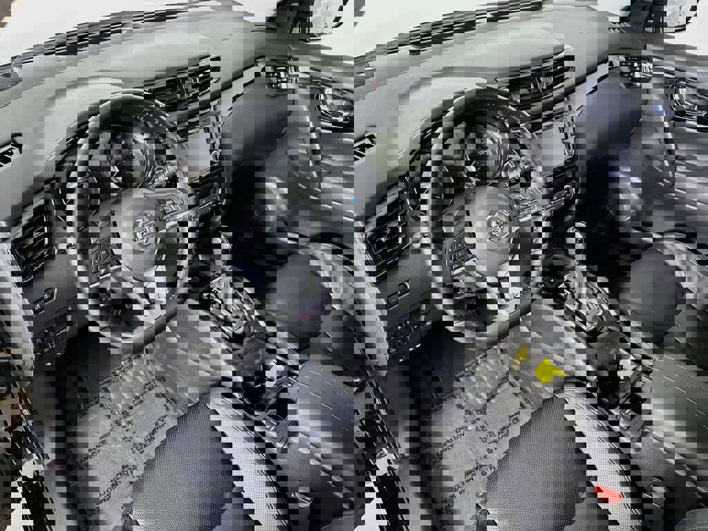 Used 2022 Nissan Rogue Sport SL image 2