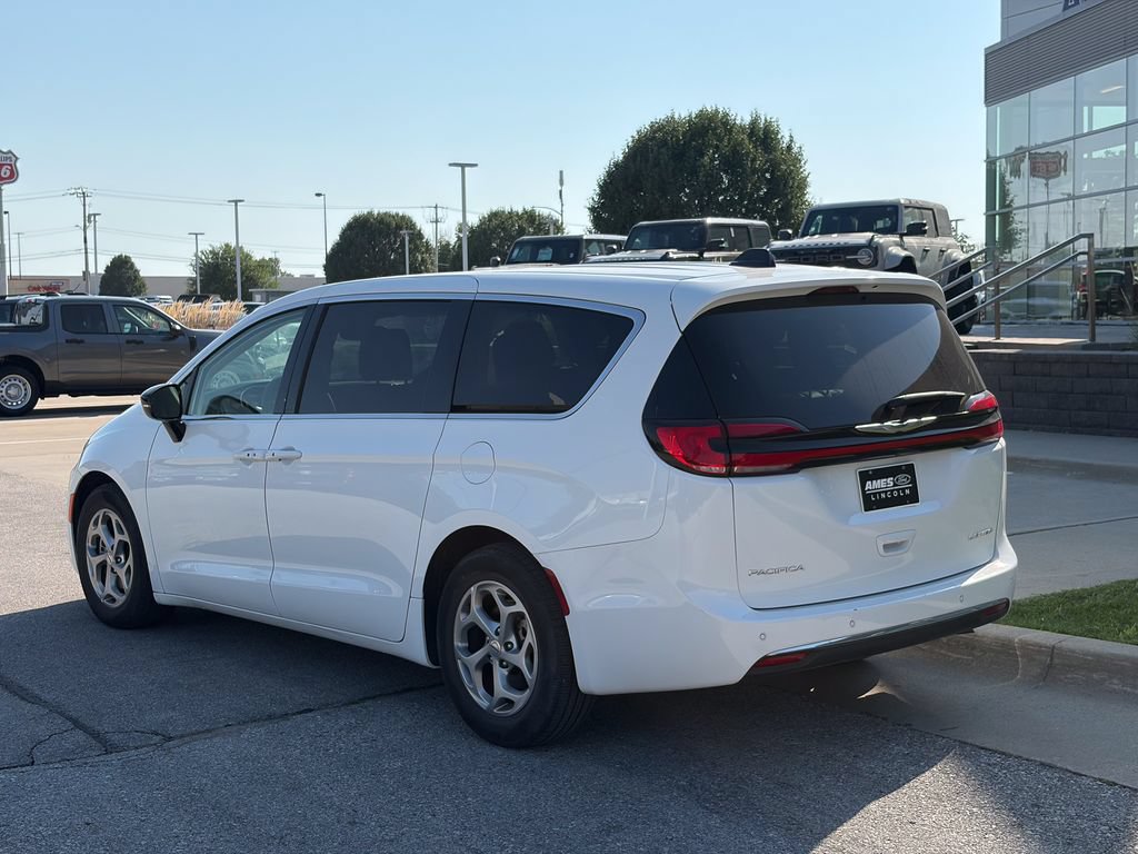 Used 2024 Chrysler Pacifica Limited FWD image 4